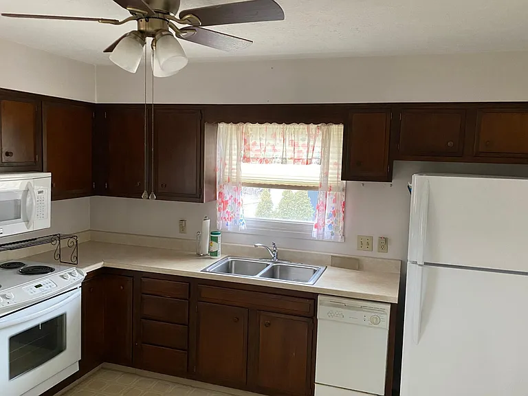 1871 Center Ct — Photo 4