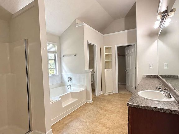 2nd image of 580 Lakeridge Ct