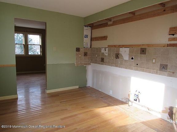 3rd image of 15 Holly Creek Ln