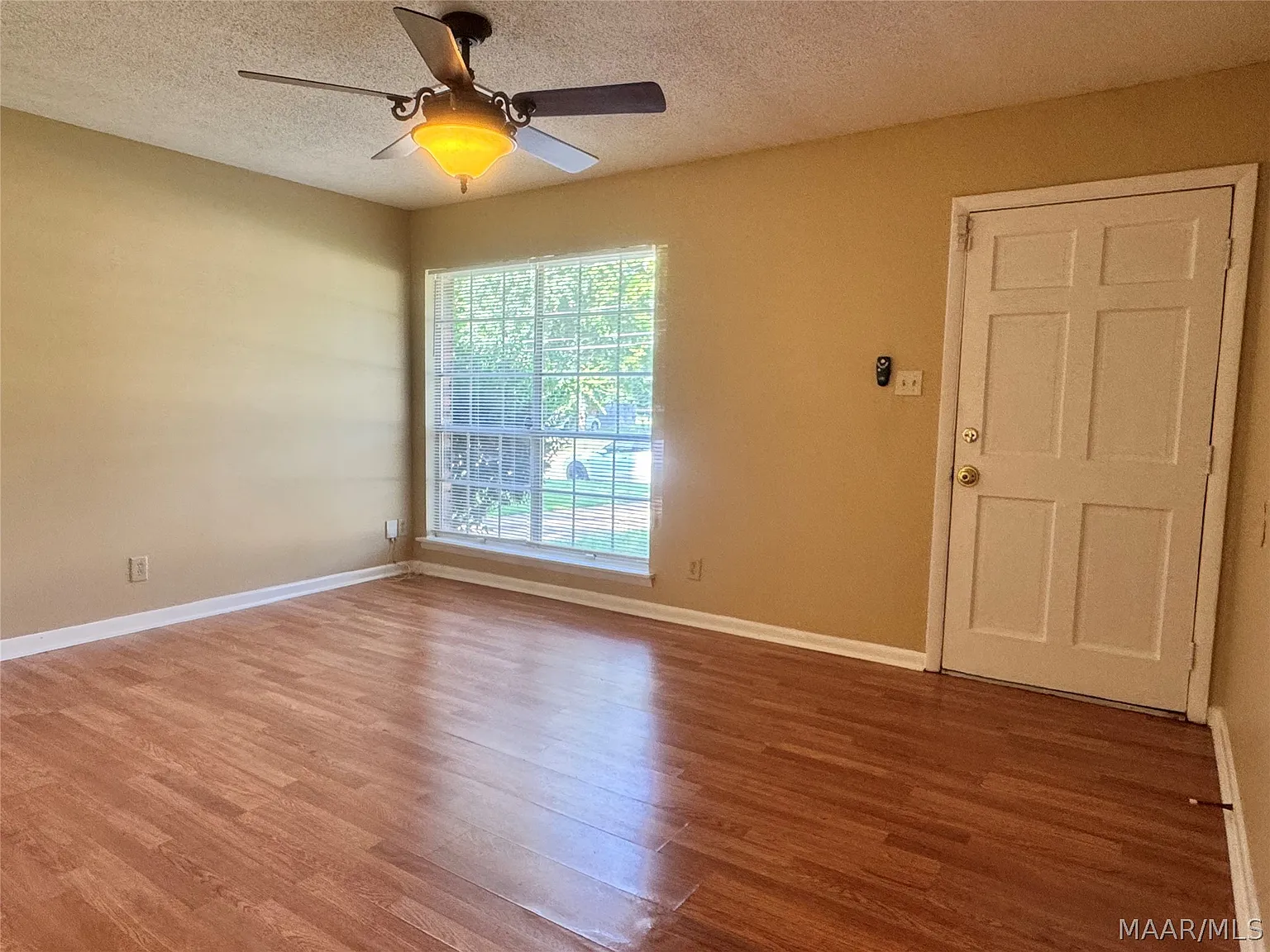 3 bed, 2.0 bath, 1232 sqft, $1,500 — Photo 3