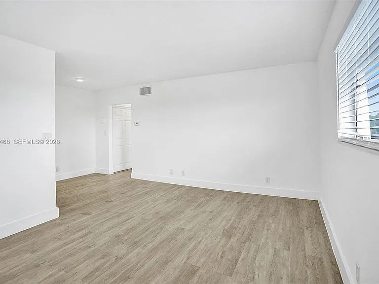114 SE 8th St #105 — Photo 9