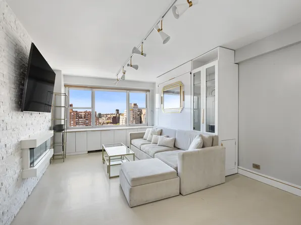101 West 12th Street image 1 of 7