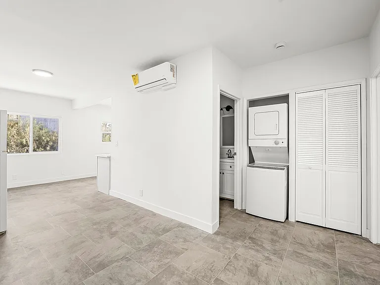 1630 W Temple St — Photo 6