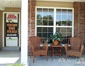 Inviting Front Porch!  Relax in the shade!