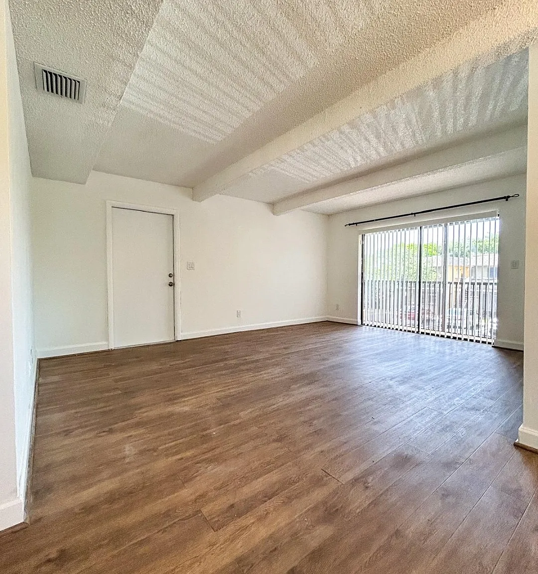 2 bed, 905 sqft, $1,900 — Photo 3