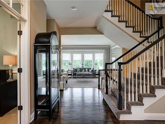 Neutral, modern paint colors throughout the house. Move-in ready!