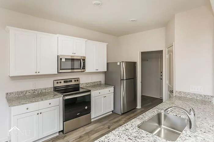 4 bed, 2.5 bath, 2209 sqft, $2,310 — Photo 2