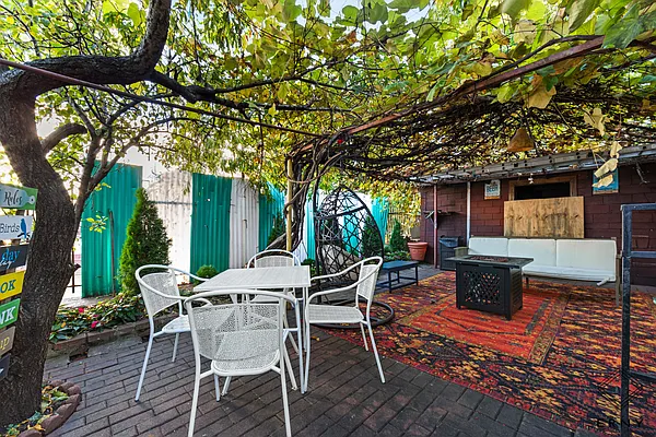 Rented by Aron Fried, LREB | media 33