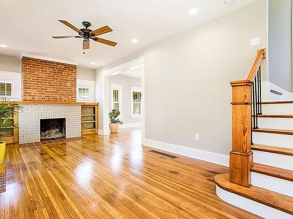 3rd image of 712 N Barbee Way