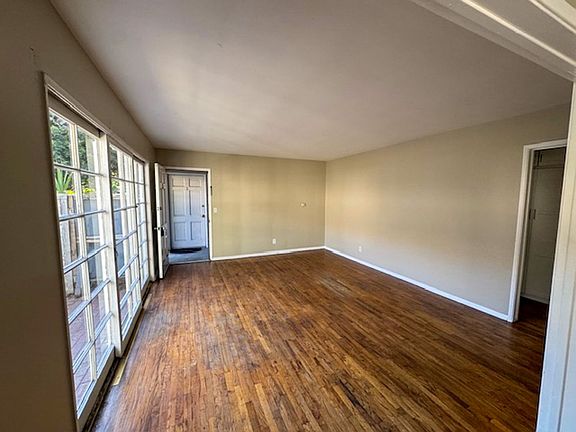 2nd image of 6031 Cahuenga Blvd APT 3