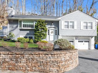 68 Oakdale Rd, Centerport, NY 11721