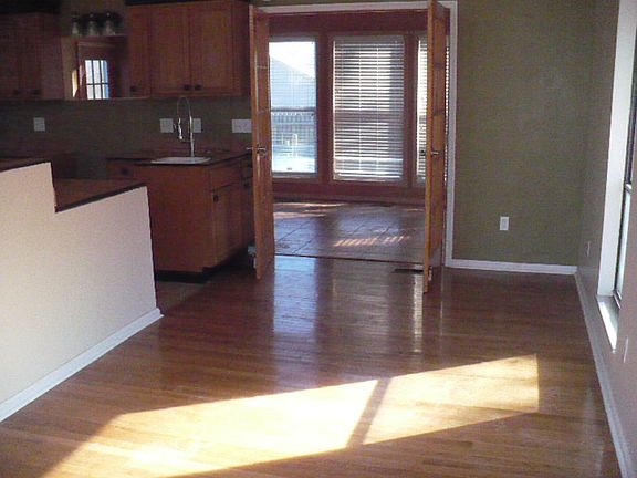 4th image of 1015 Oxford Hills Dr
