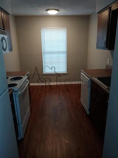 1905 South Elm Street - 8 — Photo 1