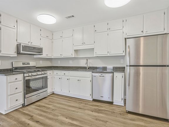 4th image of 404 Winterwood Dr