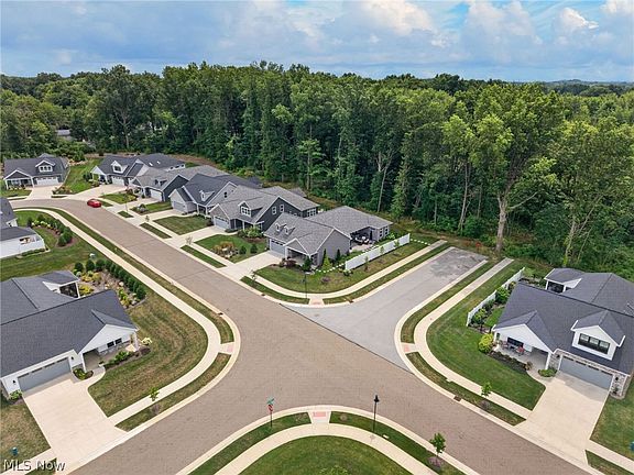 2nd image of 2060 Hawthorn Ct