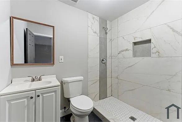 5 bed, 2500 sqft, $3,200 — Photo 2
