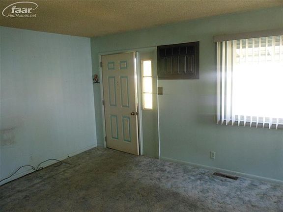 4th image of 2832 Montana Ave