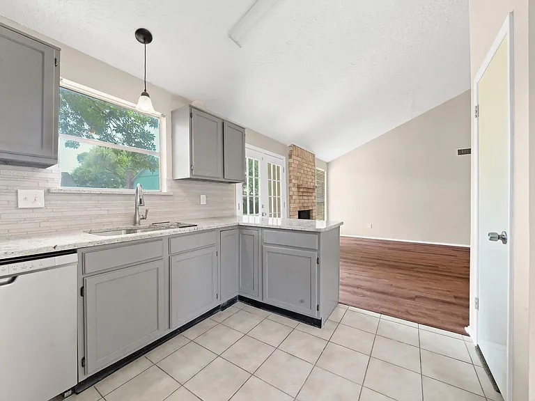 710 Old Colony Dr — Photo 6