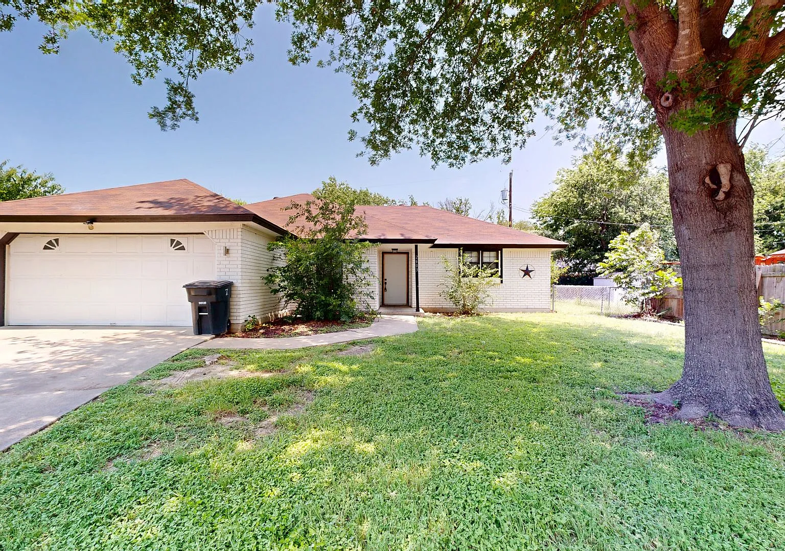 2 Weeks Free + Remodeled 3 Bedroom 2 Bath All Tile House — Photo 1