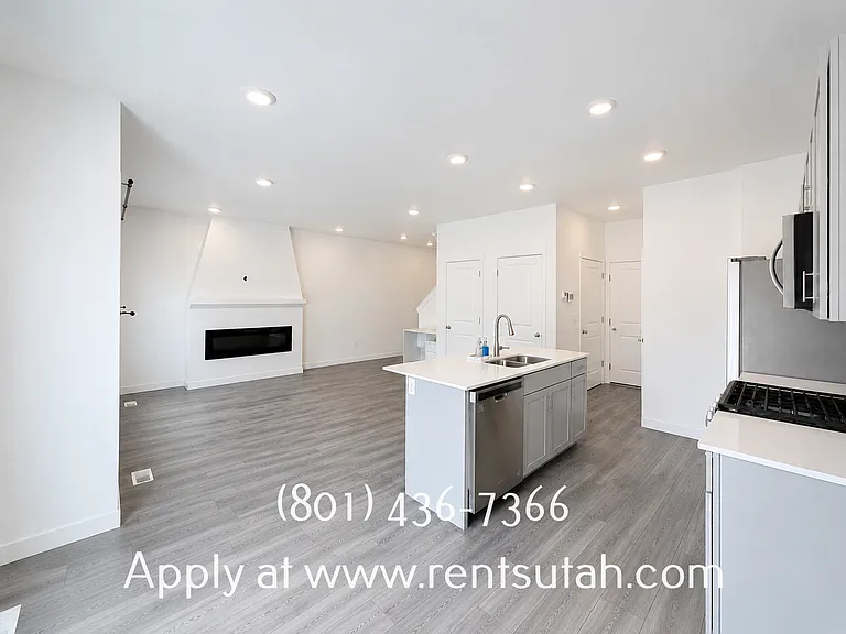 647 W Raintree Ln — Photo 4