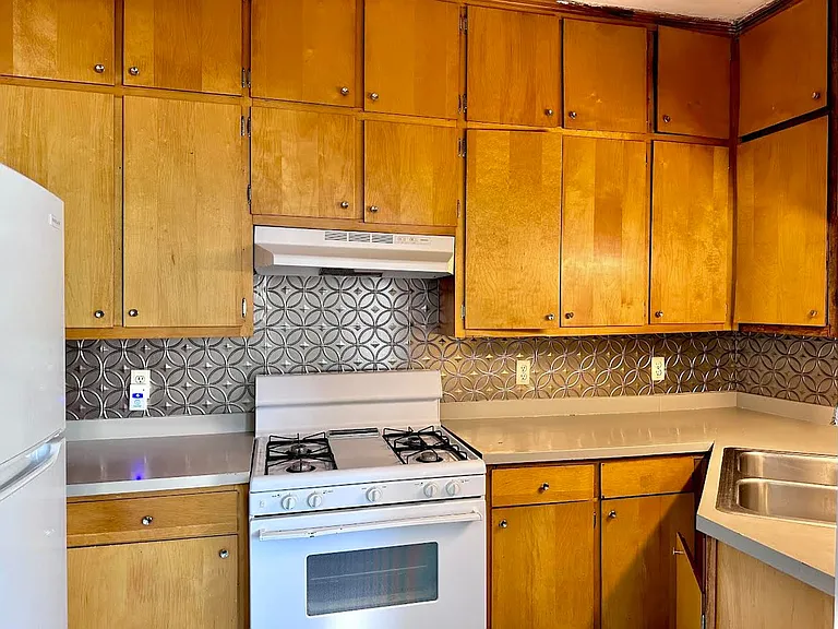 205 Scammel St — Photo 7