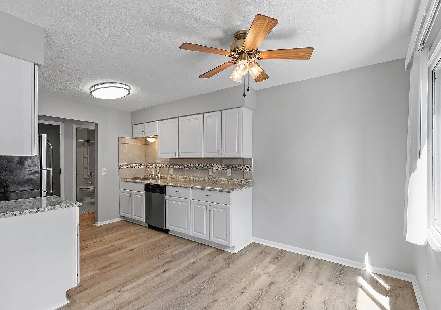 Spacious Duplex in Brooklyn Park — Photo 3
