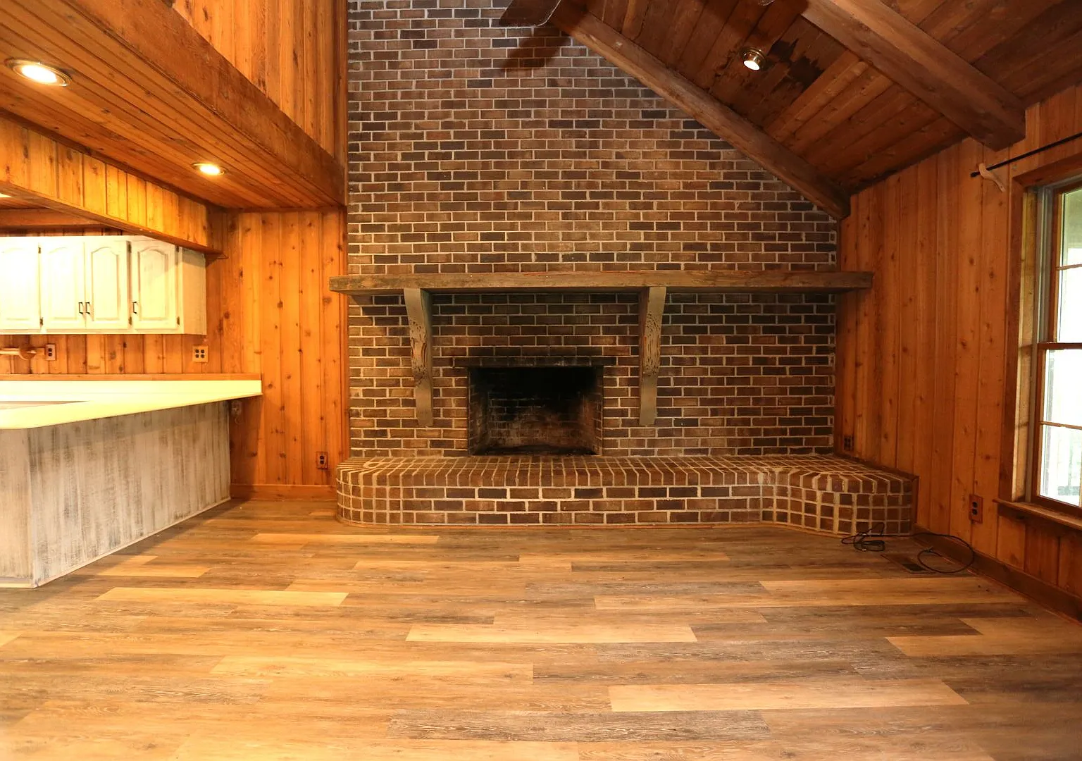 Cozy 3 Bedroom Cabin with Covered Carport — Photo 2