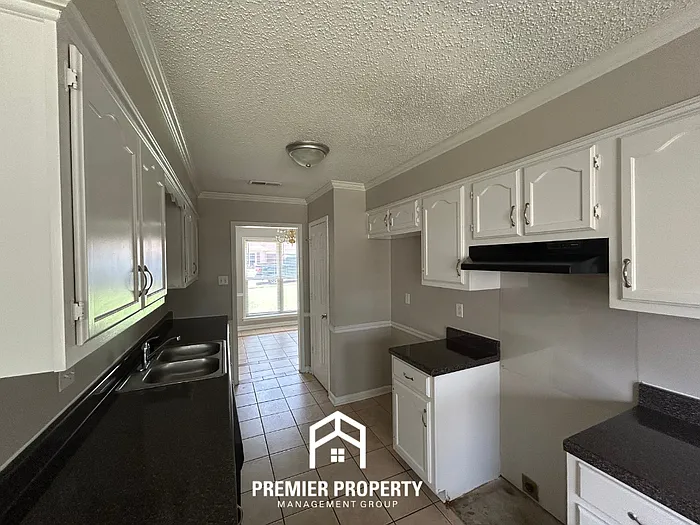 4 bed, 2.0 bath, 1600 sqft, $1,950 — Photo 4