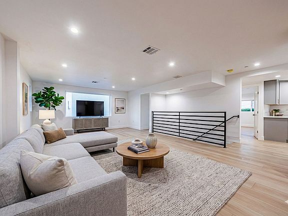 2nd image of 1656 S Hayworth Ave #1658