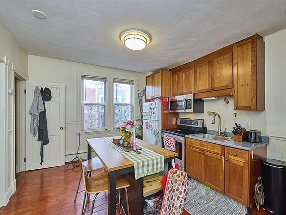 2nd image of 6 Bedford St APT 3R