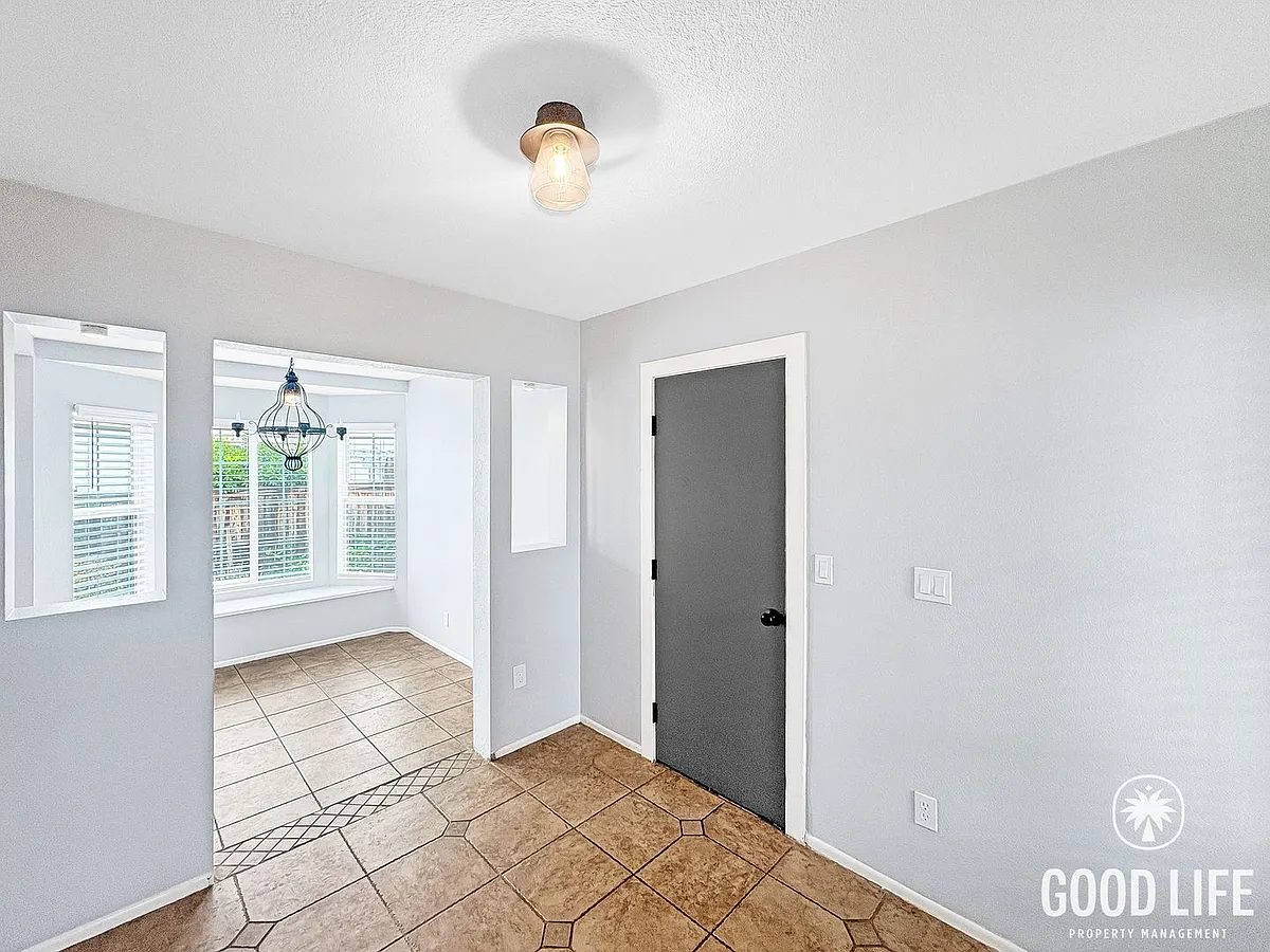 Building Photo - 2145 Savona Ct