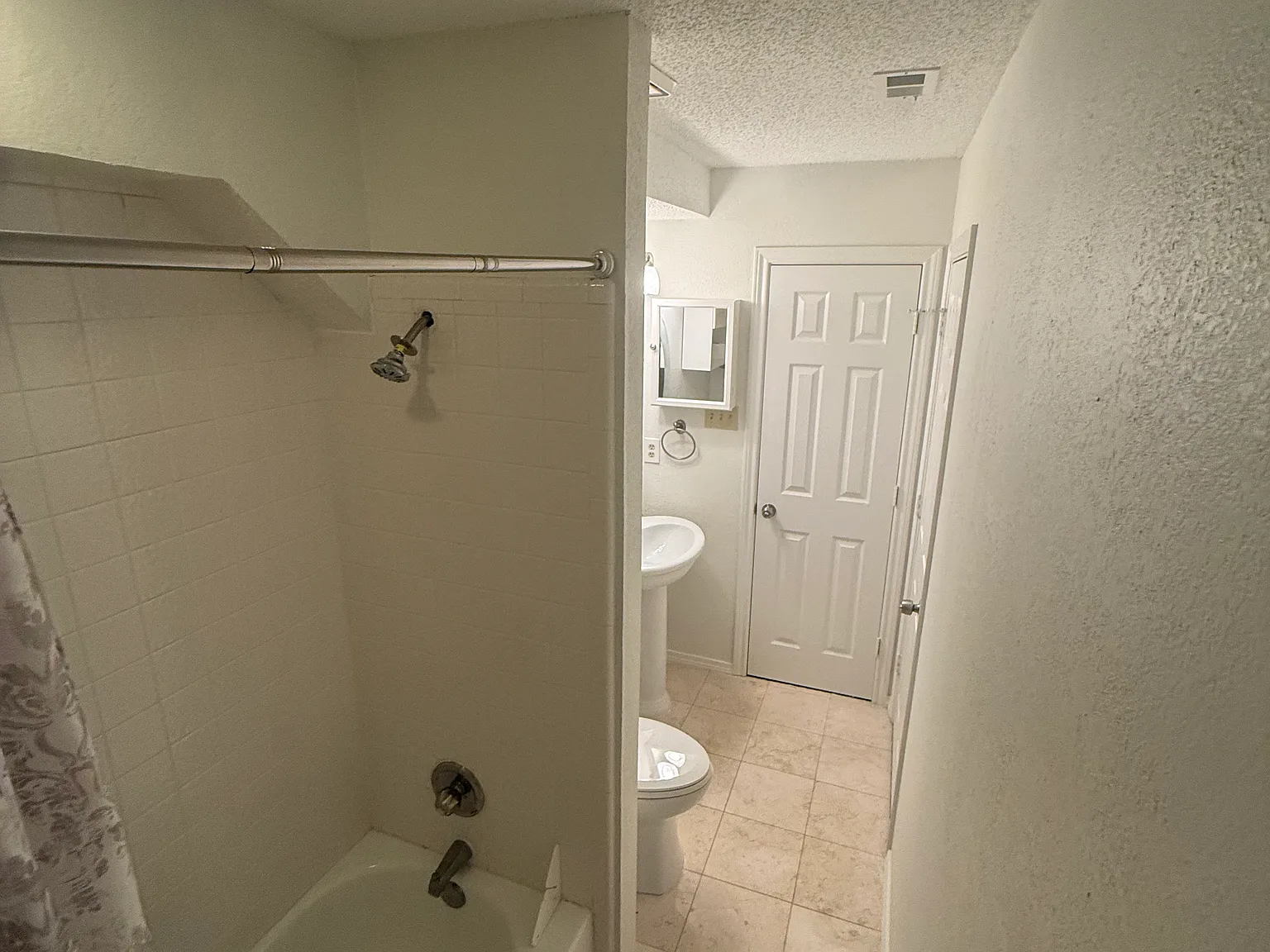 4 bed, 3287 sqft, $1,200 — Photo 4