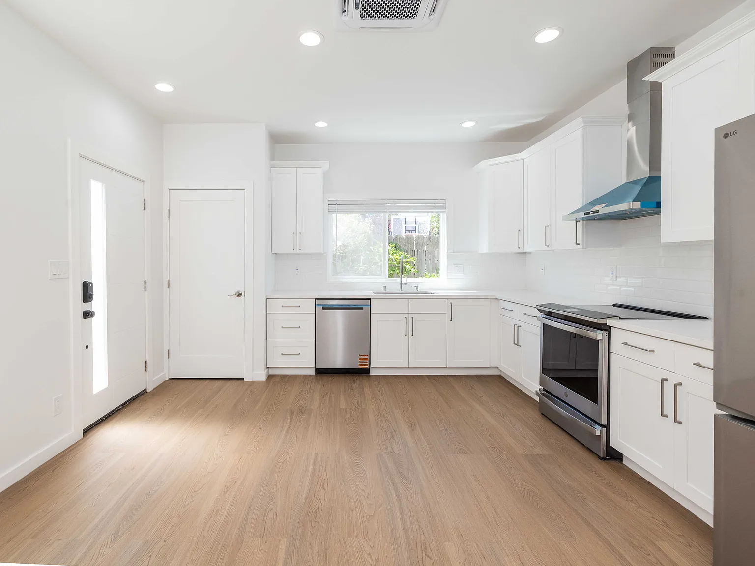 2 bed, 745 sqft, $2,995 — Photo 4