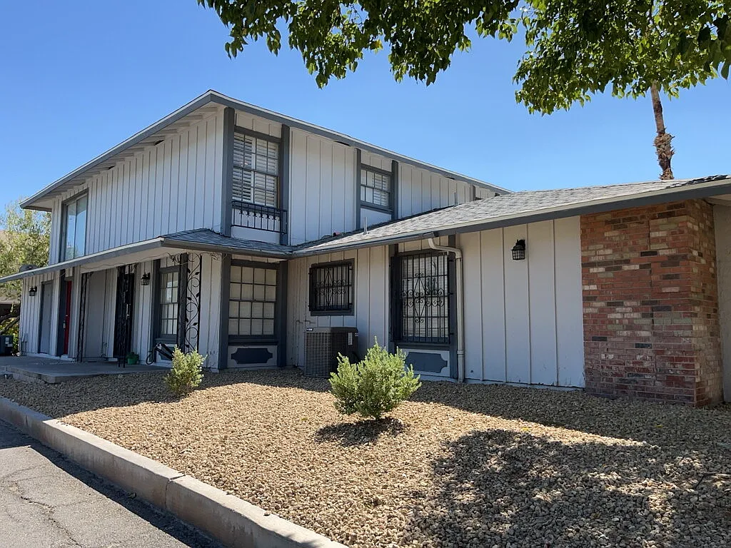 2 bed, 1.0 bath, 792 sqft, $1,200 — Photo 2
