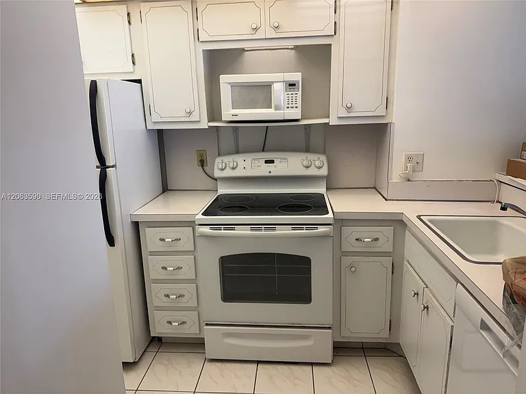 1965 S Ocean Dr #11H — Photo 14