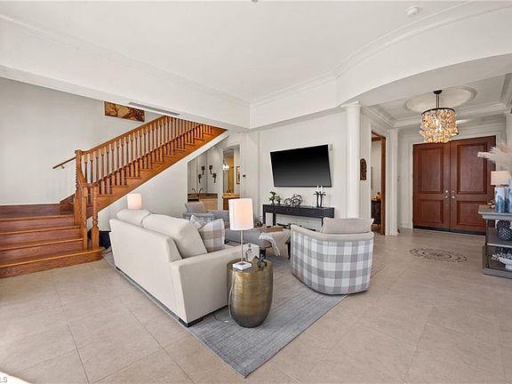 4th image of 380 10TH ST S #202