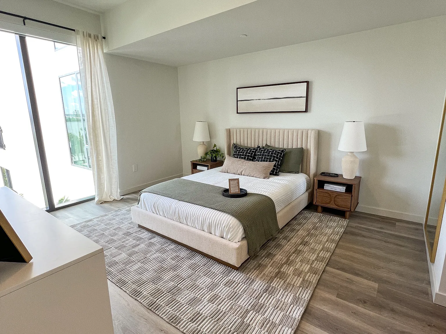1 bed, 711 sqft, $2,558 — Photo 2