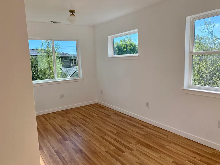 1615 Phillips Ln — Photo 12