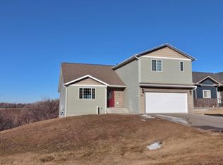 1620 Rivers Edge Dr SE, Minot, ND 58701
