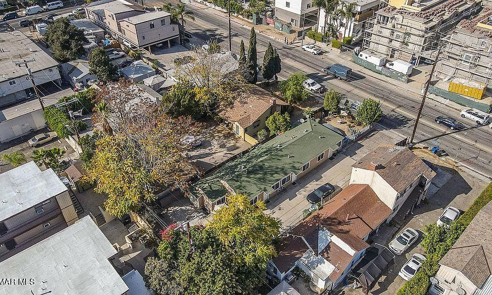 1st image of 11334 Oxnard St