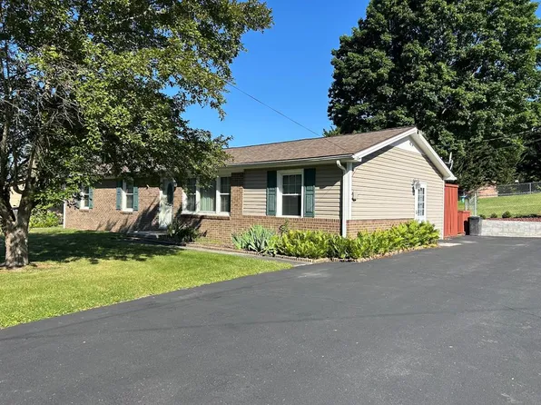 830 Rolling Hills Dr, Wytheville, VA 24382