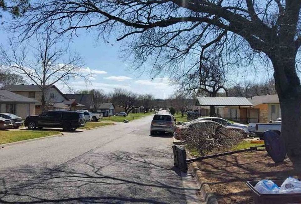 Exterior Neighborhood (street photo)
