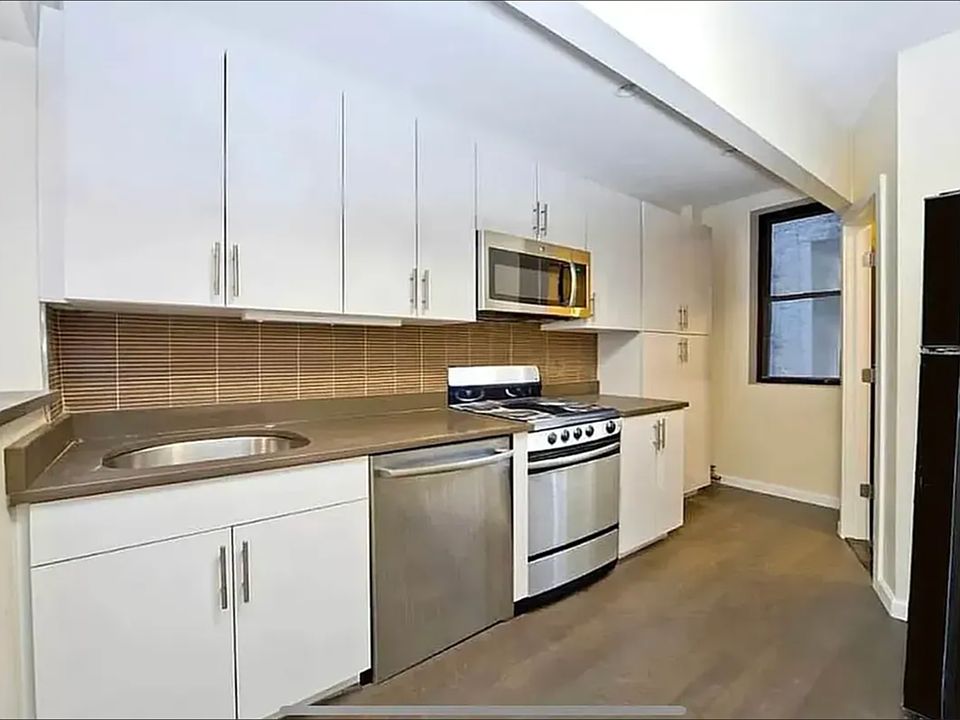 1st image of 106 Greenwich St #6