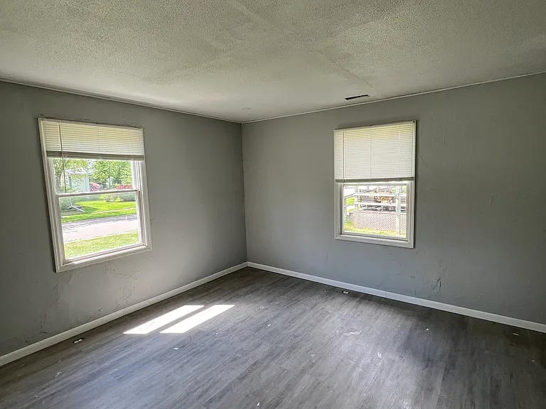 132 S Park Ave — Photo 6