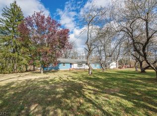 4 Schoolhouse Ln, Chester, NJ 07930