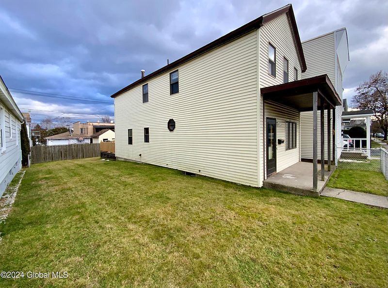 5th image of 1336 6th Avenue