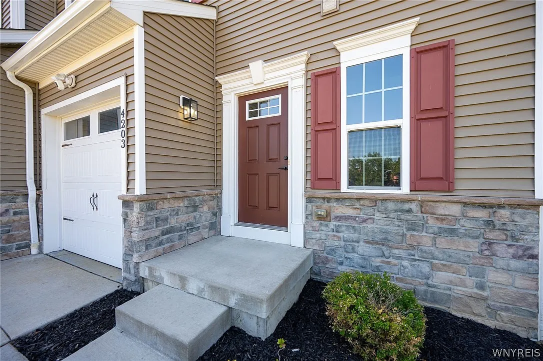 3 bed, 2.5 bath, 1712 sqft, $2,700 — Photo 2