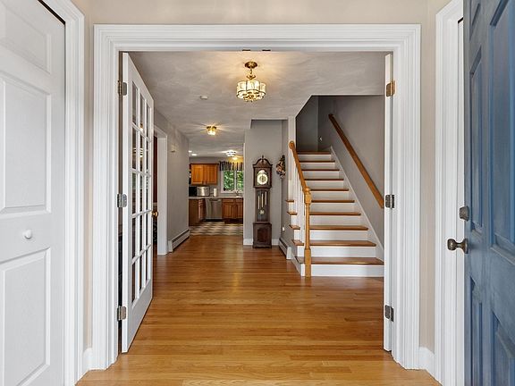 3rd image of 34 Arrowwood St