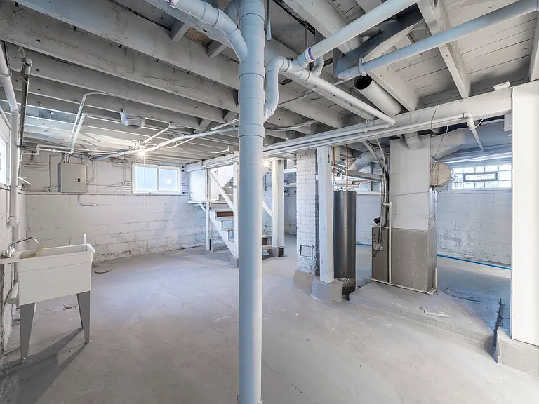 553 Highland St — Photo 34