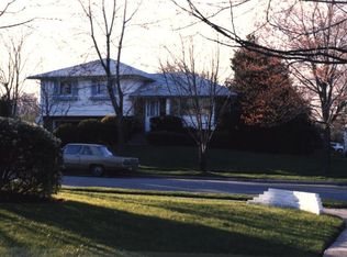 6 Darley Rd, Plainview, NY 11803